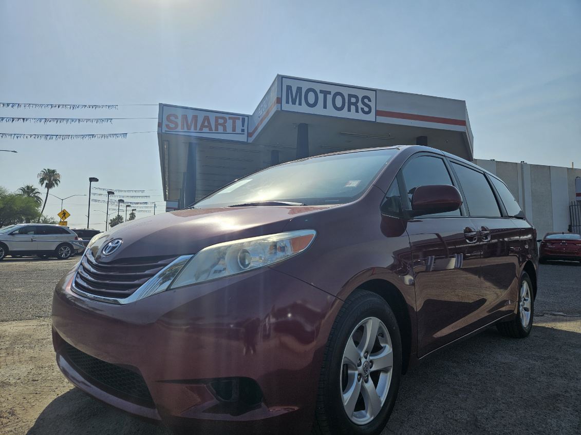 2016 Toyota Sienna LE's photo